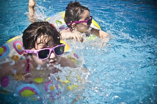 dvě holčičky v bazénu