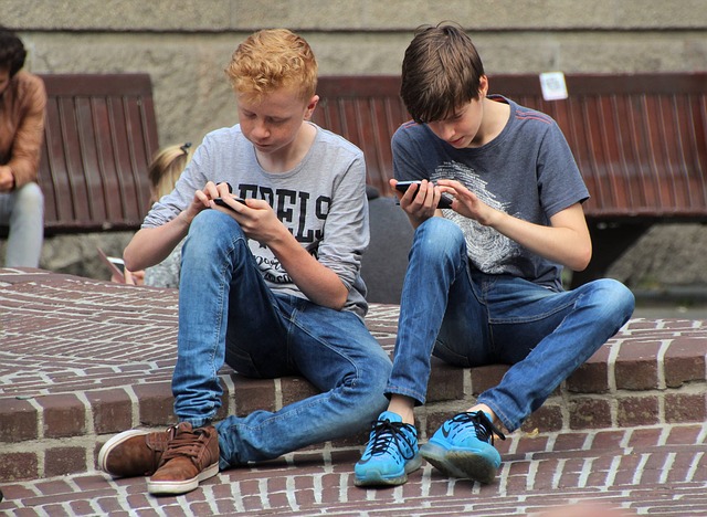 děti hrající si na chytrém telefonu