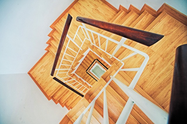 dřevěné lámané schodiště.jpg