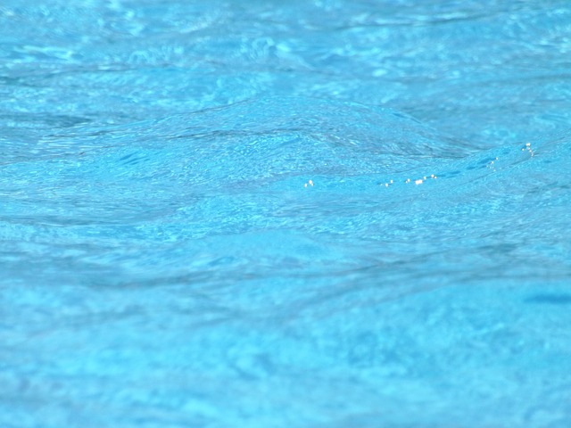blankytně modrá voda v bazénu.jpg